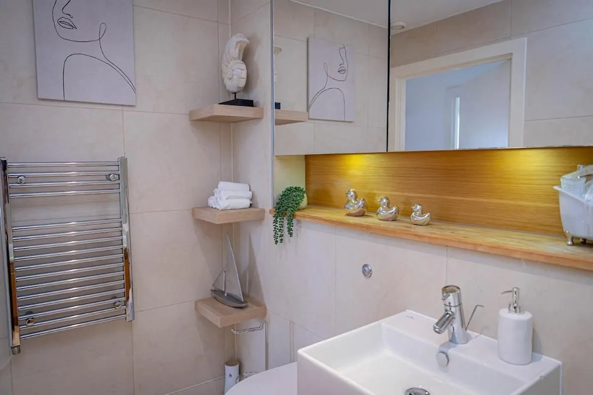 Penthouse - Canary Wharf - 24 Hr Concierge, Gym, Hot Tub, Sauna, Balcony, Terrace Londyn Apartament