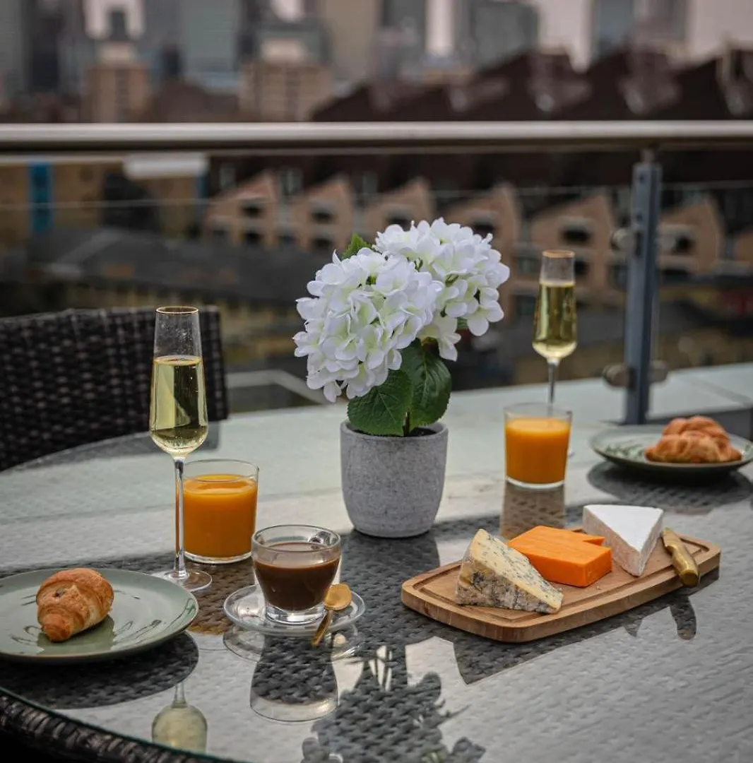 Penthouse - Canary Wharf - 24 Hr Concierge, Gym, Hot Tub, Sauna, Balcony, Terrace Londyn Apartament