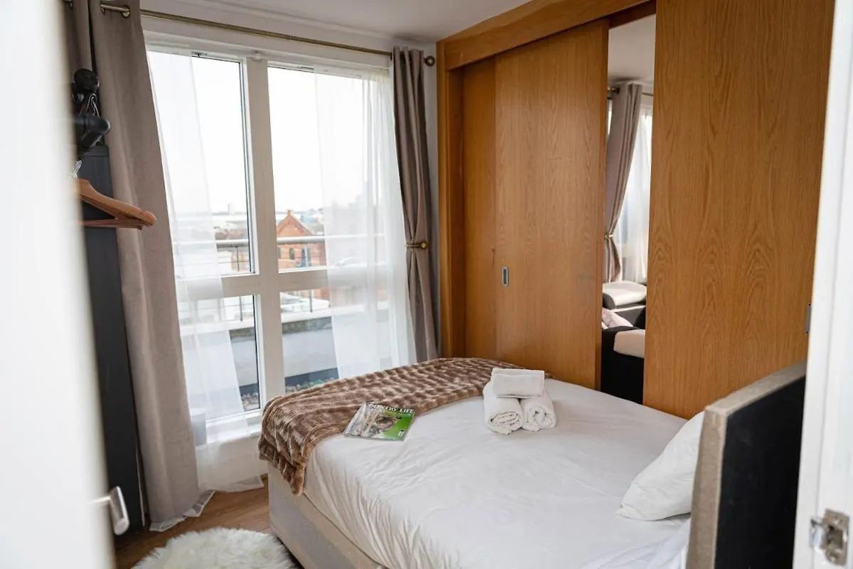Apartament Penthouse - Canary Wharf - 24 Hr Concierge, Gym, Hot Tub, Sauna, Balcony, Terrace Londyn