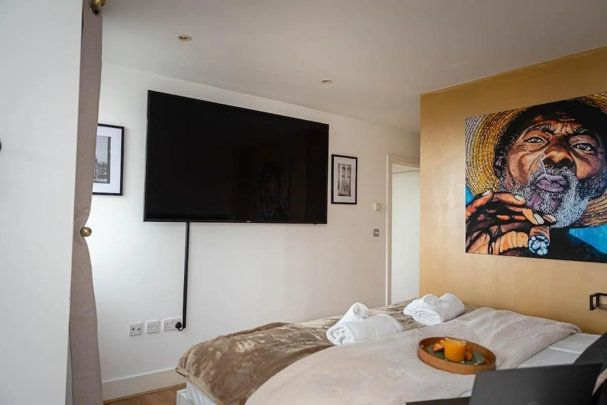 Penthouse - Canary Wharf - 24 Hr Concierge, Gym, Hot Tub, Sauna, Balcony, Terrace Londyn Apartament