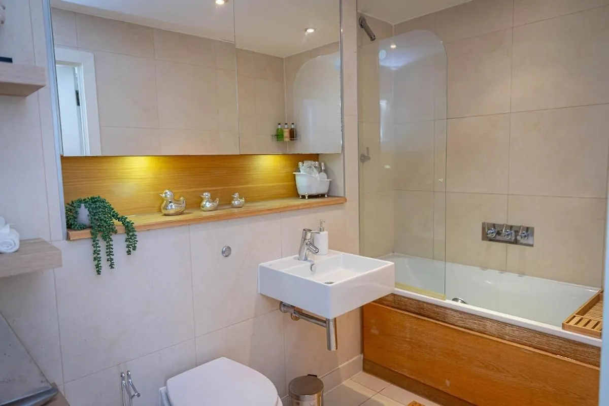 Apartament Penthouse - Canary Wharf - 24 Hr Concierge, Gym, Hot Tub, Sauna, Balcony, Terrace Londyn