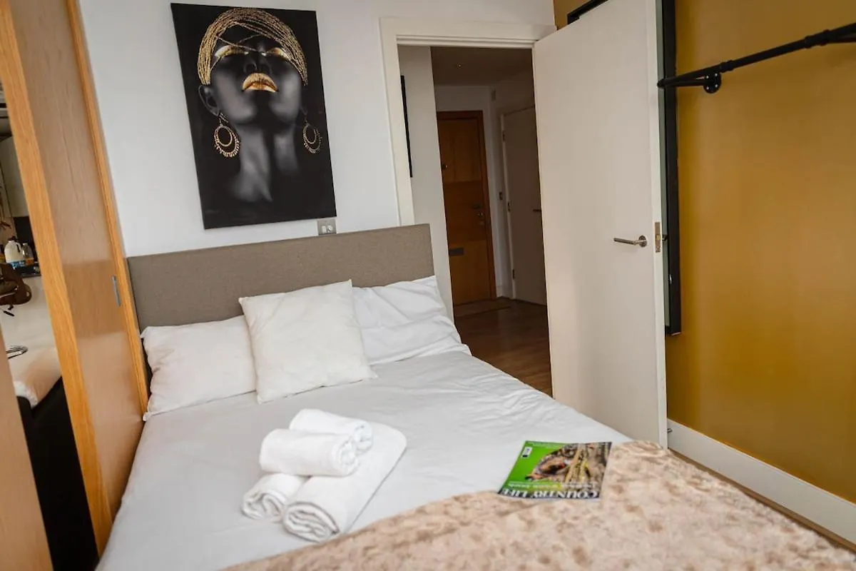 Penthouse - Canary Wharf - 24 Hr Concierge, Gym, Hot Tub, Sauna, Balcony, Terrace Londyn Apartament