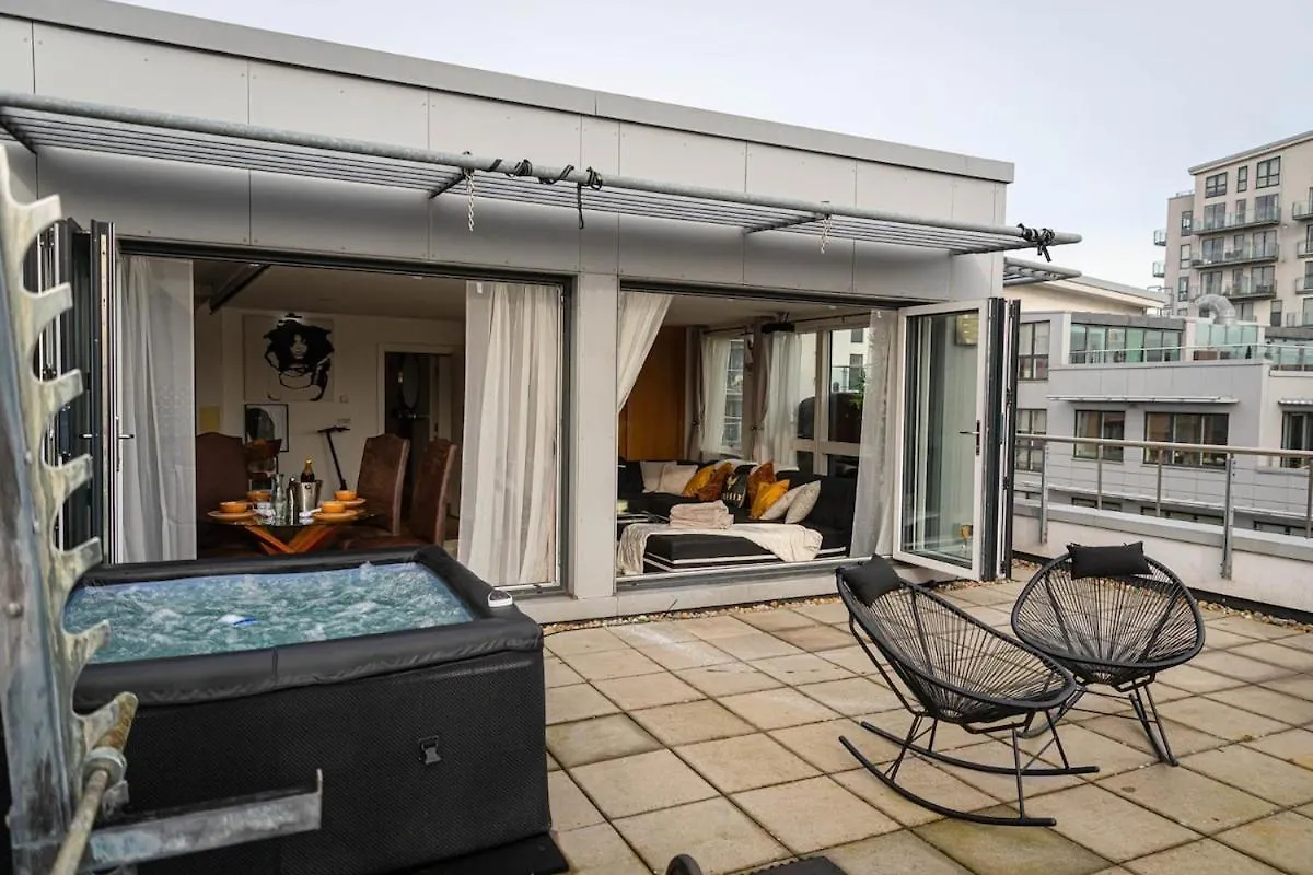Penthouse - Canary Wharf - 24 Hr Concierge, Gym, Hot Tub, Sauna, Balcony, Terrace Londyn Apartament