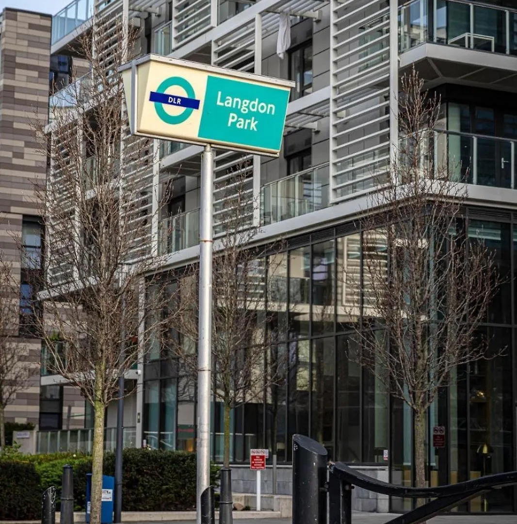 Apartament Penthouse - Canary Wharf - 24 Hr Concierge, Gym, Hot Tub, Sauna, Balcony, Terrace Londyn