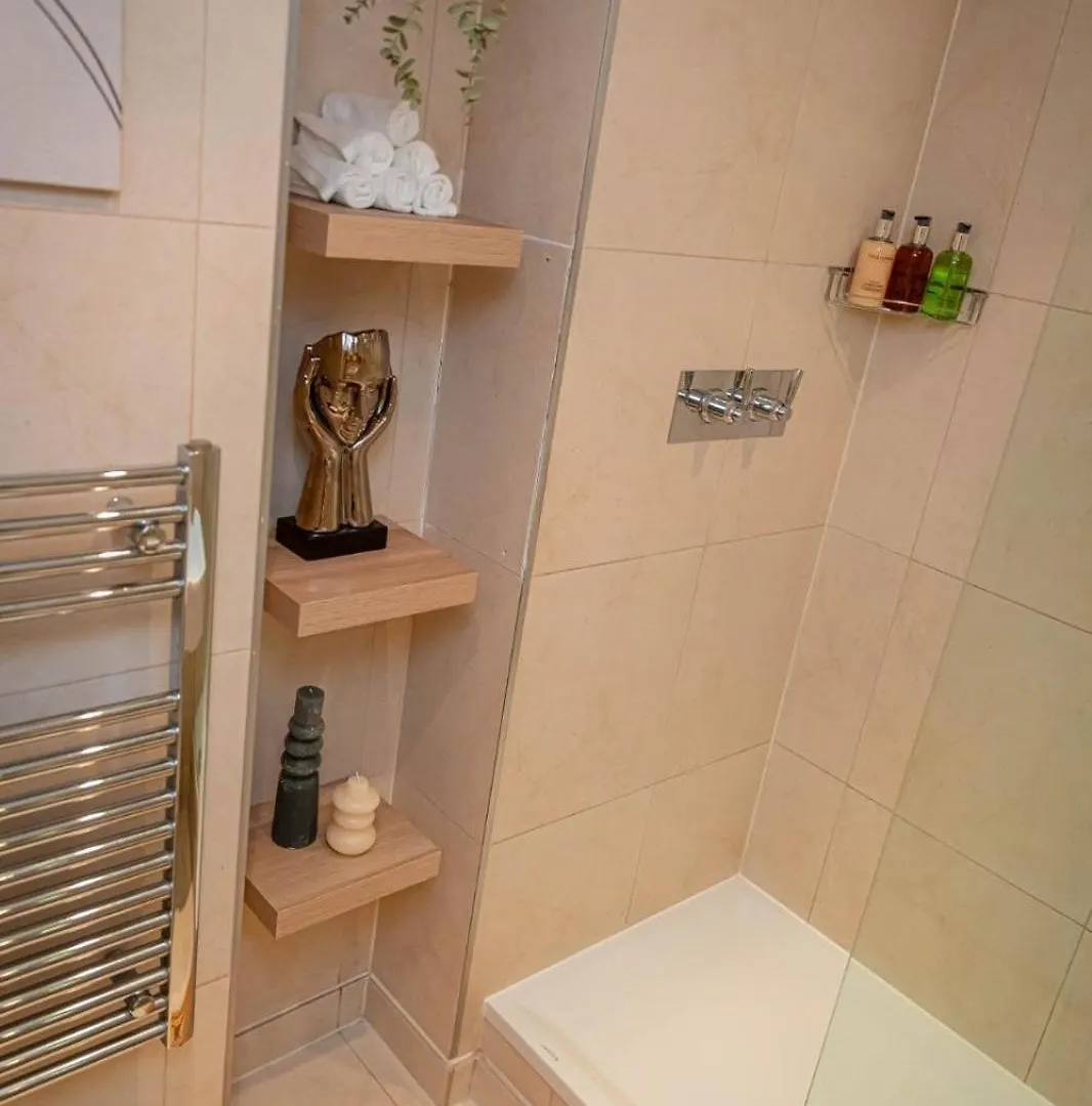 Penthouse - Canary Wharf - 24 Hr Concierge, Gym, Hot Tub, Sauna, Balcony, Terrace Londyn Apartament