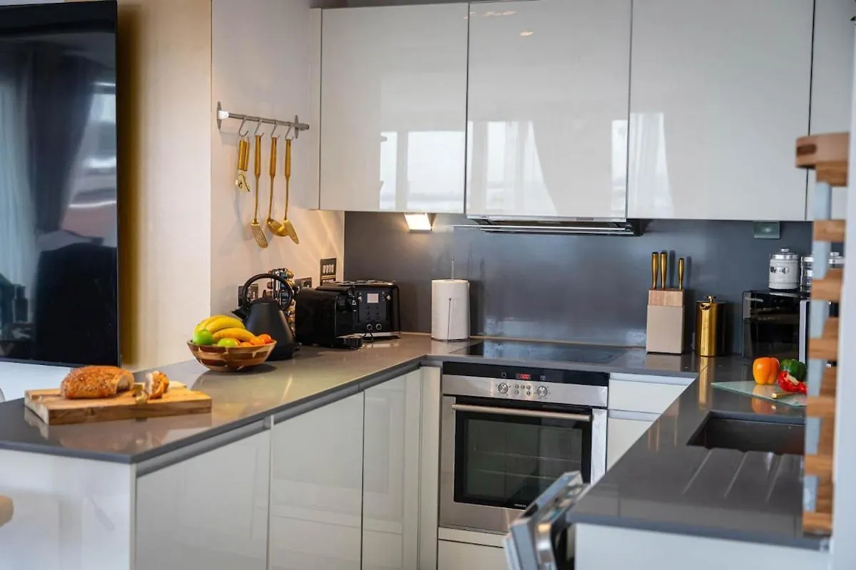 Apartament Penthouse - Canary Wharf - 24 Hr Concierge, Gym, Hot Tub, Sauna, Balcony, Terrace Londyn